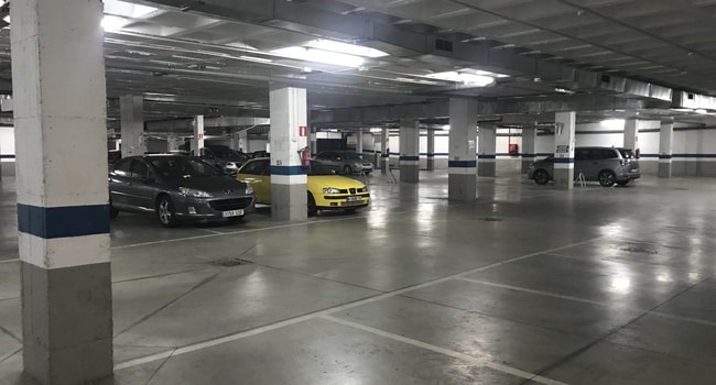 Aparcamiento exterior.